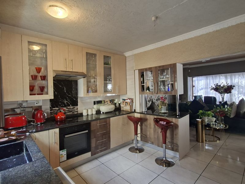 3 Bedroom Double Storey for Rent - Photo 4