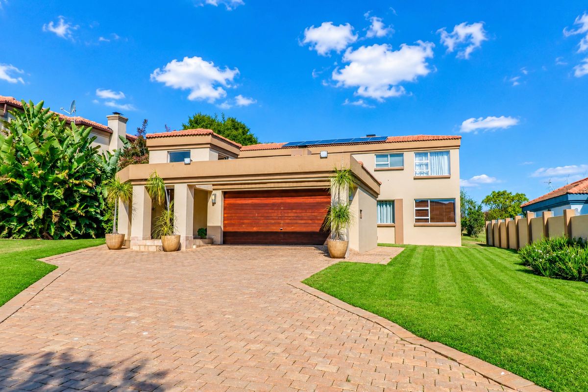 Blue Valley Golf Estate-Stylish Family Home - Photo 3