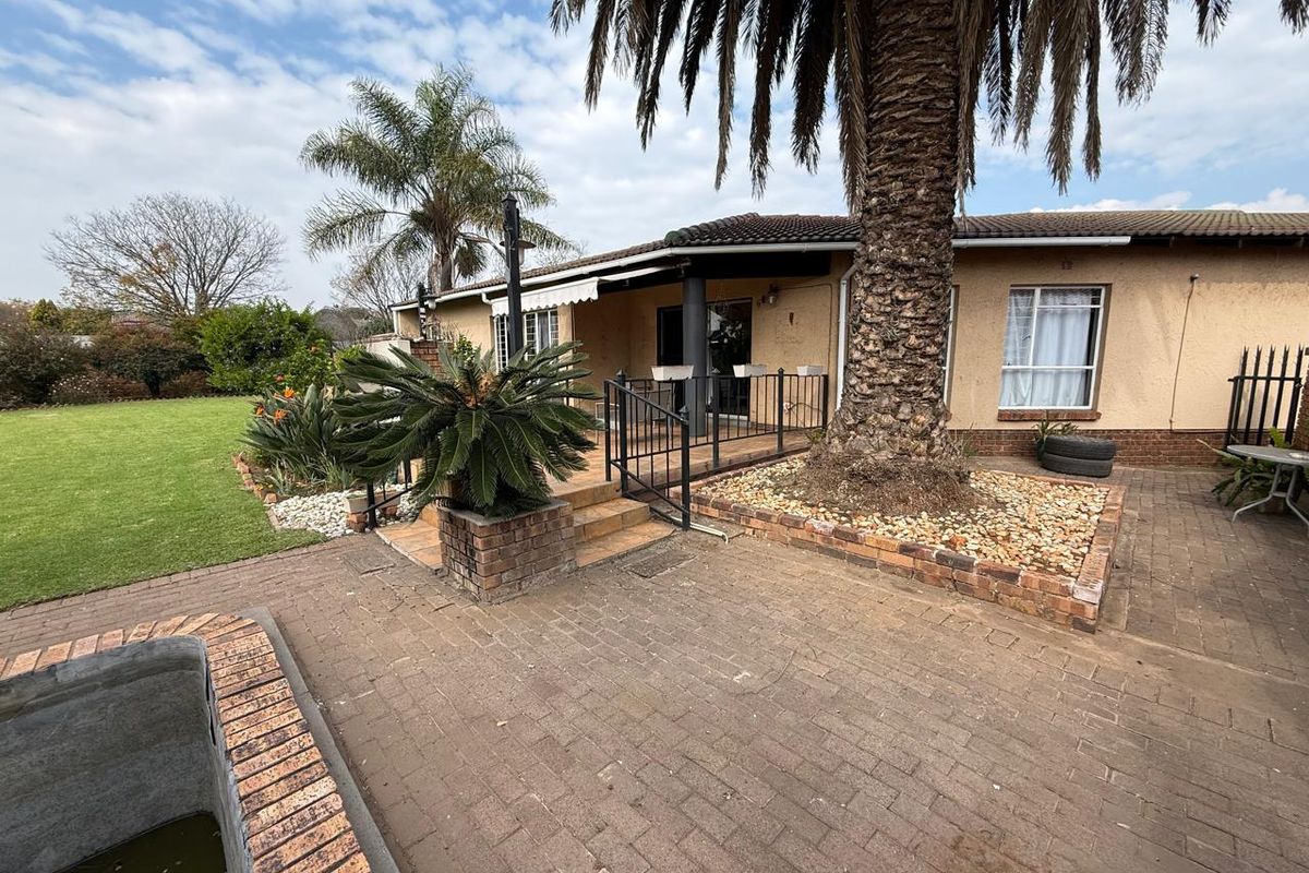 Prime Opportunity: Multi-Income Family Estate in Aerorand, Middelburg - Photo 3