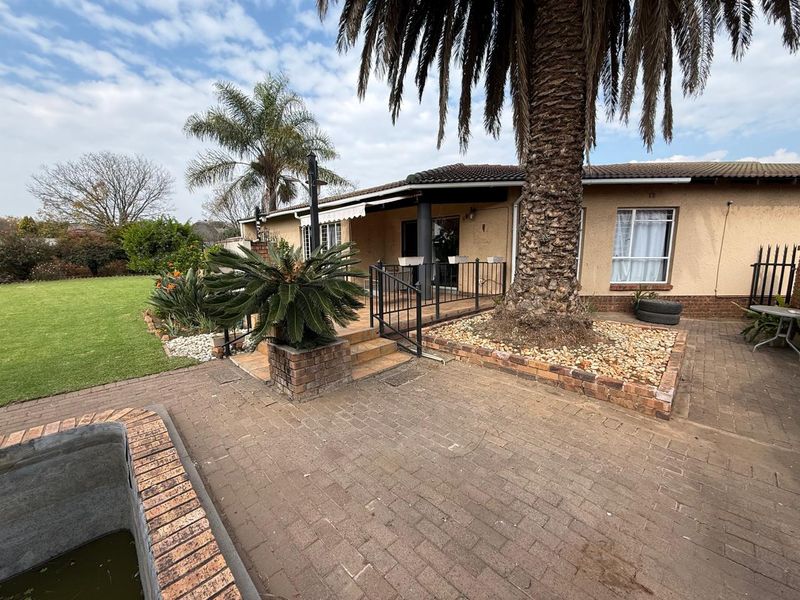 Prime Opportunity: Multi-Income Family Estate in Aerorand, Middelburg - Photo 3