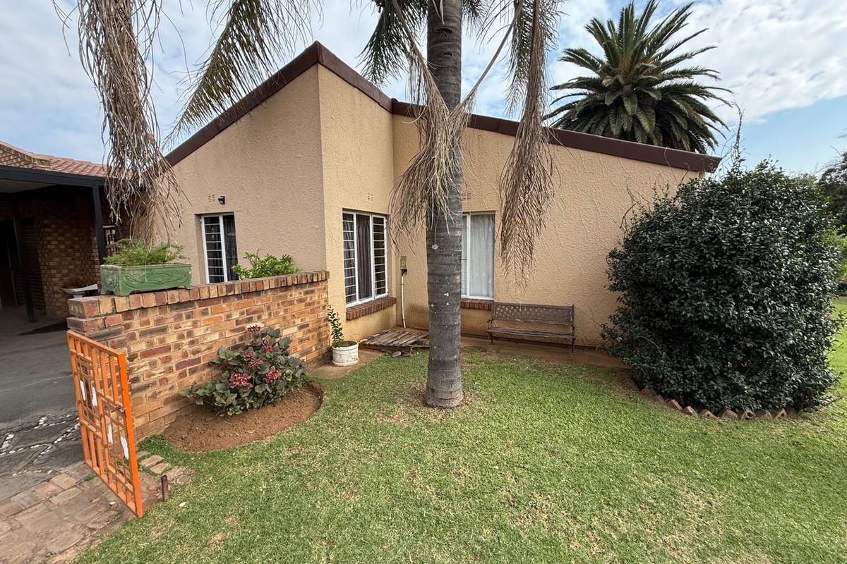 Prime Opportunity: Multi-Income Family Estate in Aerorand, Middelburg - Photo 4