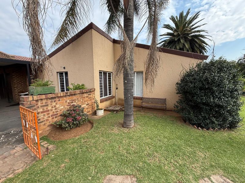 Prime Opportunity: Multi-Income Family Estate in Aerorand, Middelburg - Photo 4