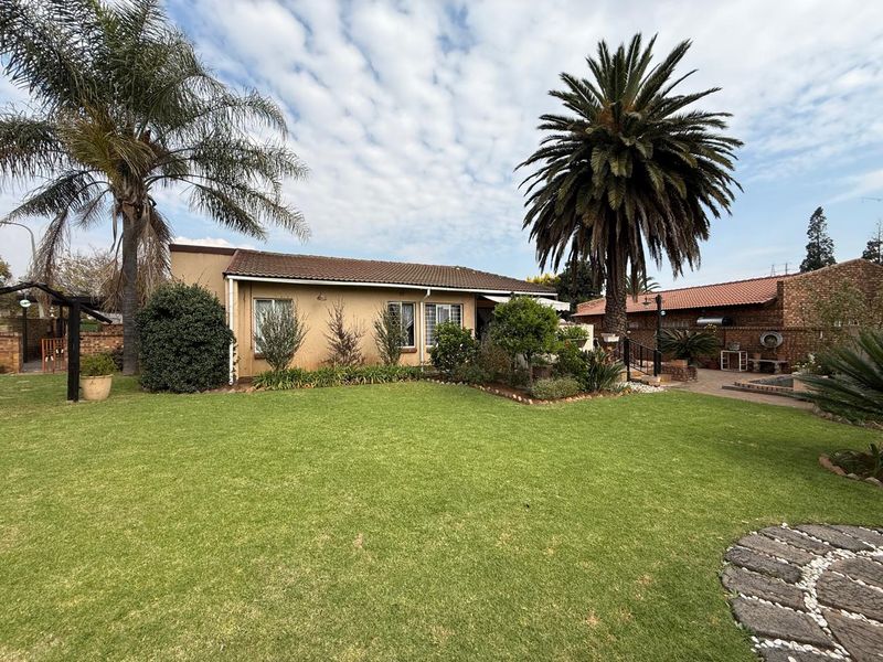 Prime Opportunity: Multi-Income Family Estate in Aerorand, Middelburg - Photo 1