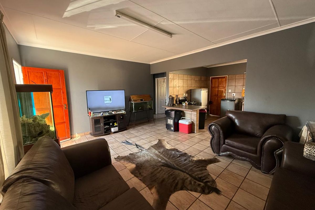 Prime Opportunity: Multi-Income Family Estate in Aerorand, Middelburg - Photo 5