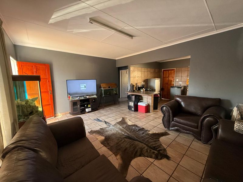 Prime Opportunity: Multi-Income Family Estate in Aerorand, Middelburg - Photo 5