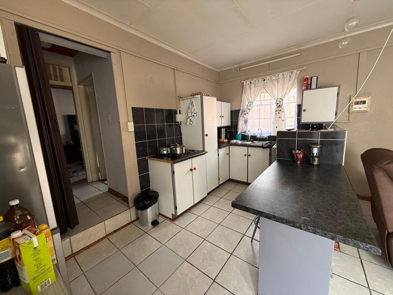 Prime Opportunity: Multi-Income Family Estate in Aerorand, Middelburg - Photo 10