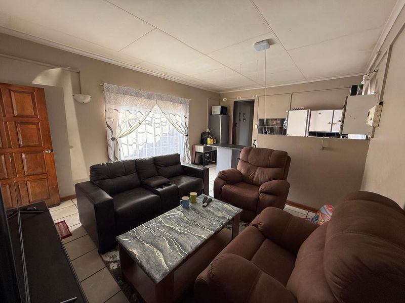 Prime Opportunity: Multi-Income Family Estate in Aerorand, Middelburg - Photo 6