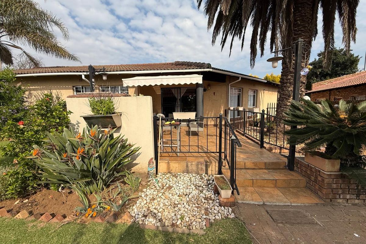 Prime Opportunity: Multi-Income Family Estate in Aerorand, Middelburg - Photo 2