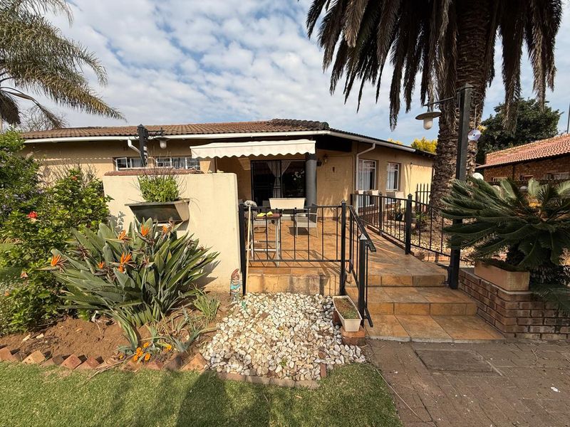 Prime Opportunity: Multi-Income Family Estate in Aerorand, Middelburg - Photo 2