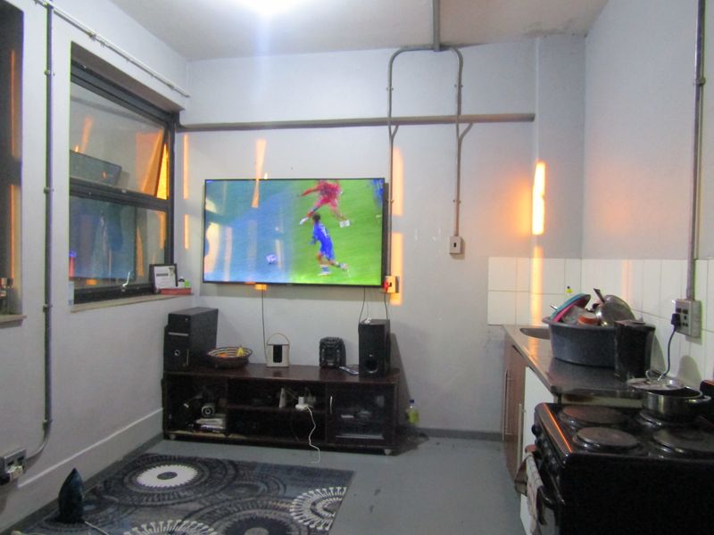 Apartment For Sale In Johannesburg - Photo 2