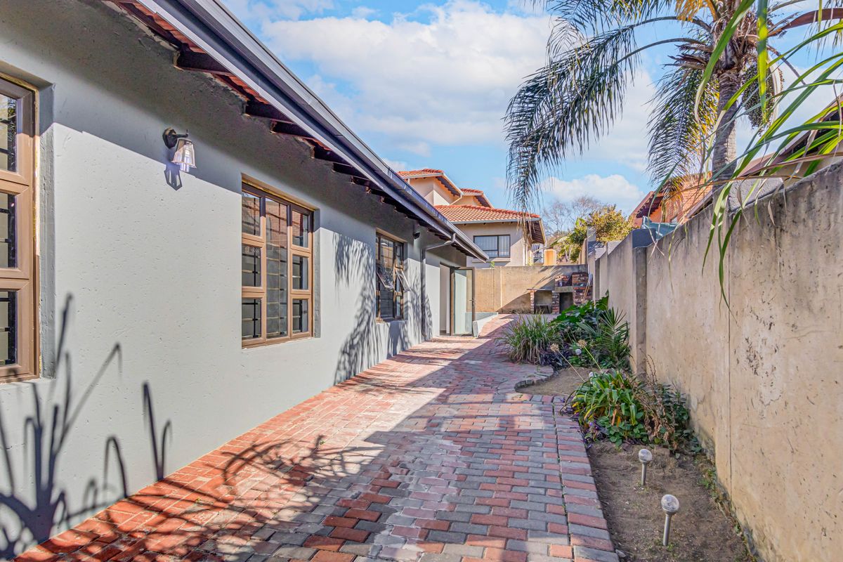 Incredible 3 Bedroom 2 Bath Home in A secure Estate Available for Sale n Kelvin, Sandton - Photo 2