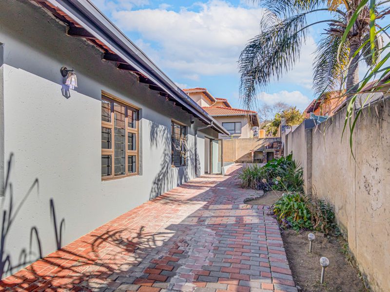 Incredible 3 Bedroom 2 Bath Home in A secure Estate Available for Sale n Kelvin, Sandton - Photo 2