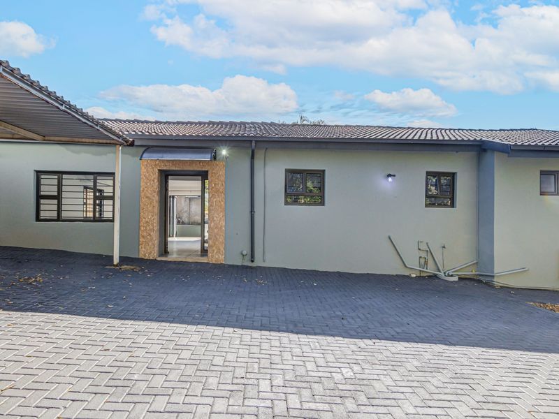 Incredible 3 Bedroom 2 Bath Home in A secure Estate Available for Sale n Kelvin, Sandton - Photo 1