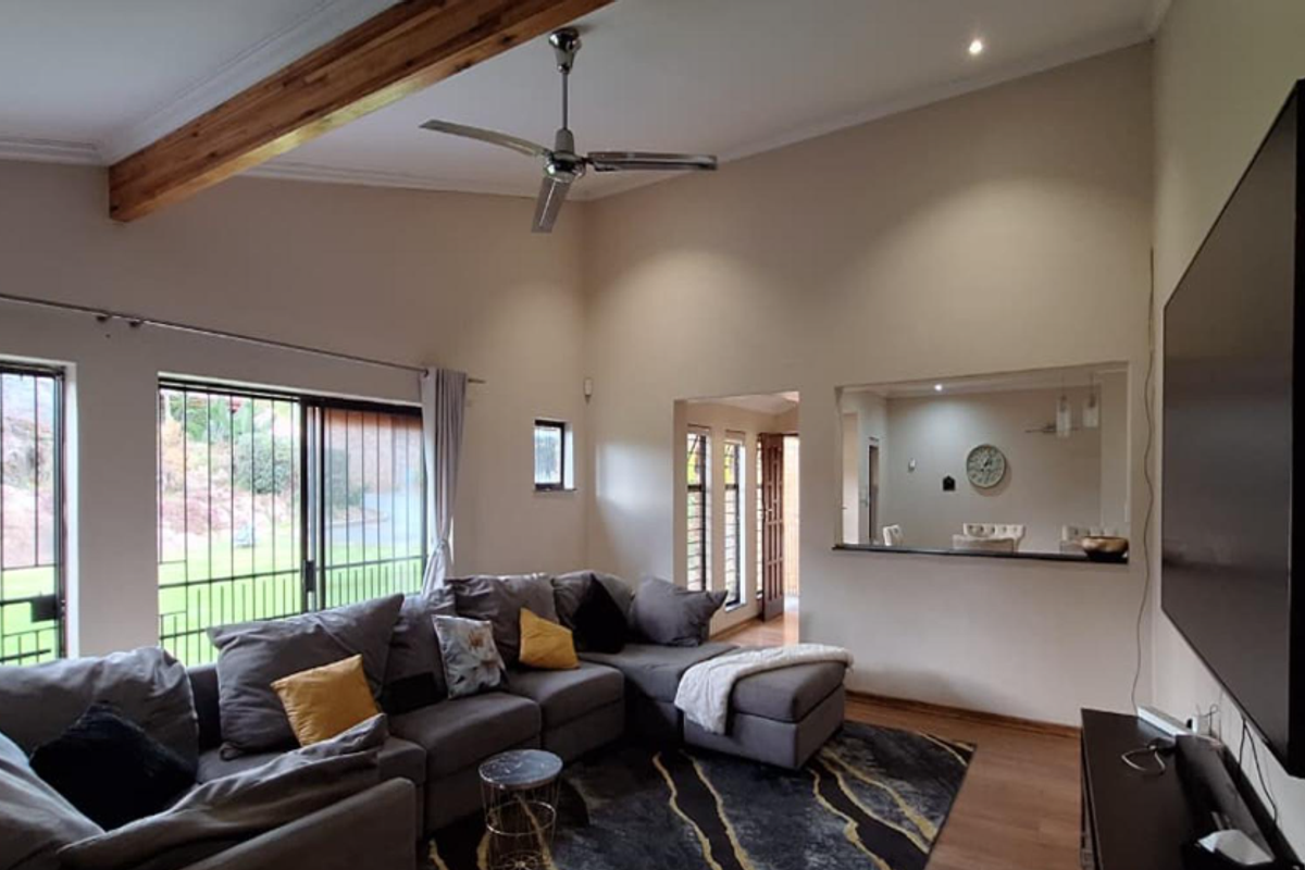 Spacious 5 Bedroom Family Home with Flatlet, Pool and Stunning Views in Constantia Kloof - Photo 4