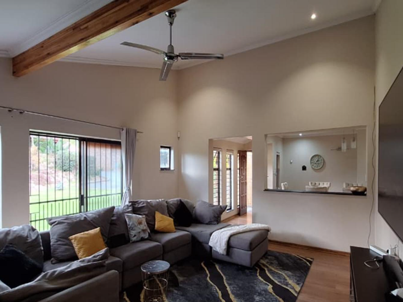 Spacious 5 Bedroom Family Home with Flatlet, Pool and Stunning Views in Constantia Kloof - Photo 4