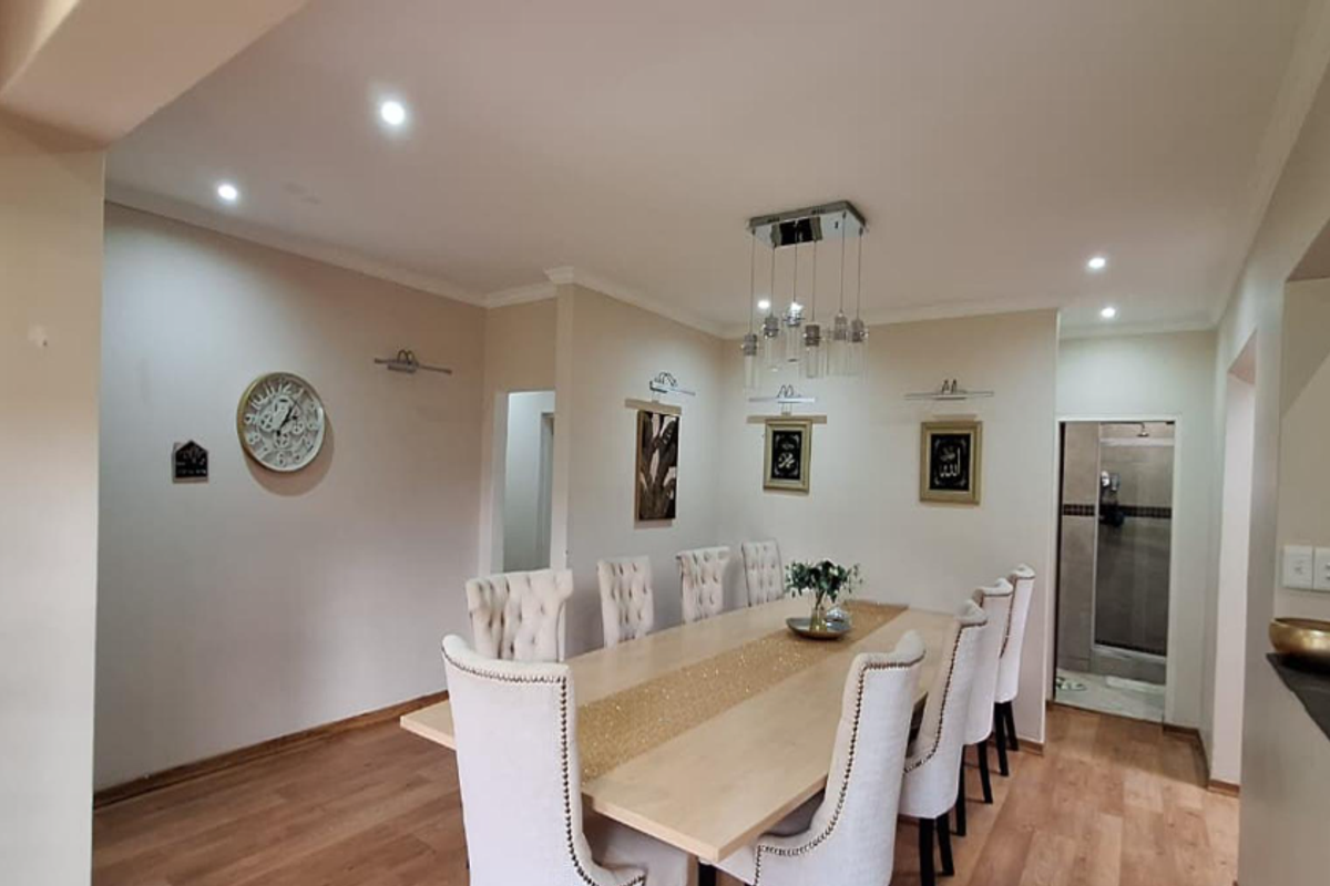 Spacious 5 Bedroom Family Home with Flatlet, Pool and Stunning Views in Constantia Kloof - Photo 2