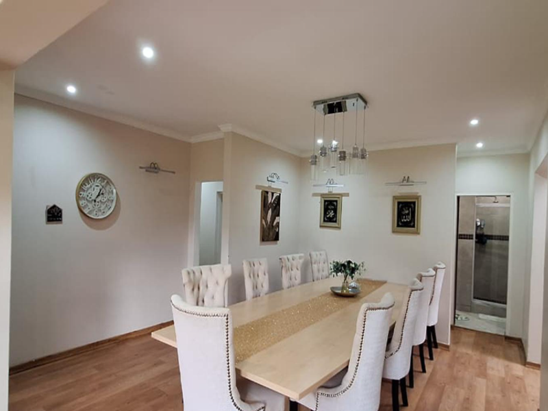 Spacious 5 Bedroom Family Home with Flatlet, Pool and Stunning Views in Constantia Kloof - Photo 2