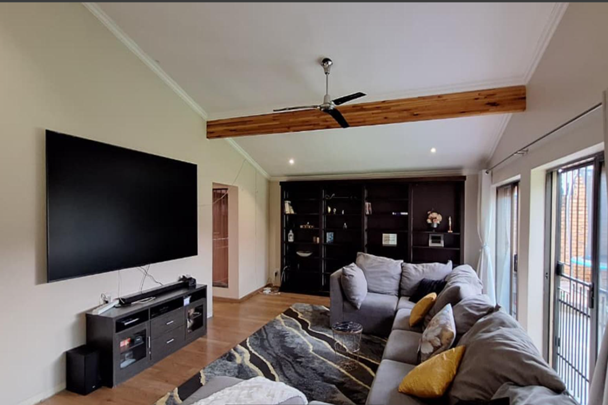 Spacious 5 Bedroom Family Home with Flatlet, Pool and Stunning Views in Constantia Kloof - Photo 5
