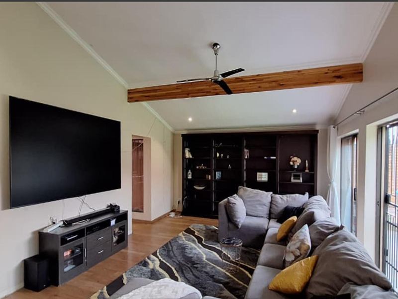 Spacious 5 Bedroom Family Home with Flatlet, Pool and Stunning Views in Constantia Kloof - Photo 5