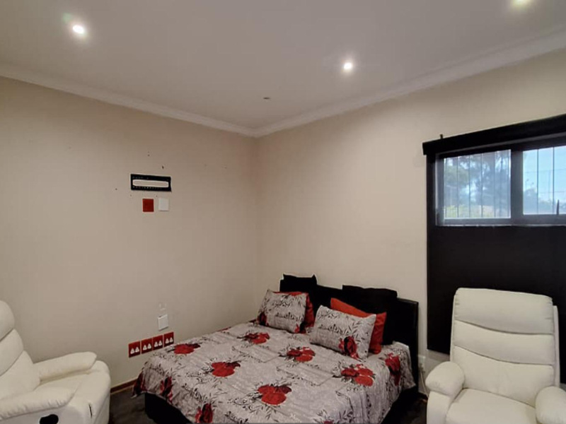 Spacious 5 Bedroom Family Home with Flatlet, Pool and Stunning Views in Constantia Kloof - Photo 8