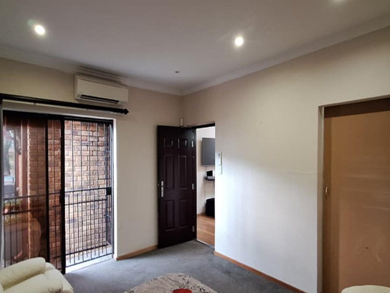 Spacious 5 Bedroom Family Home with Flatlet, Pool and Stunning Views in Constantia Kloof - Photo 9