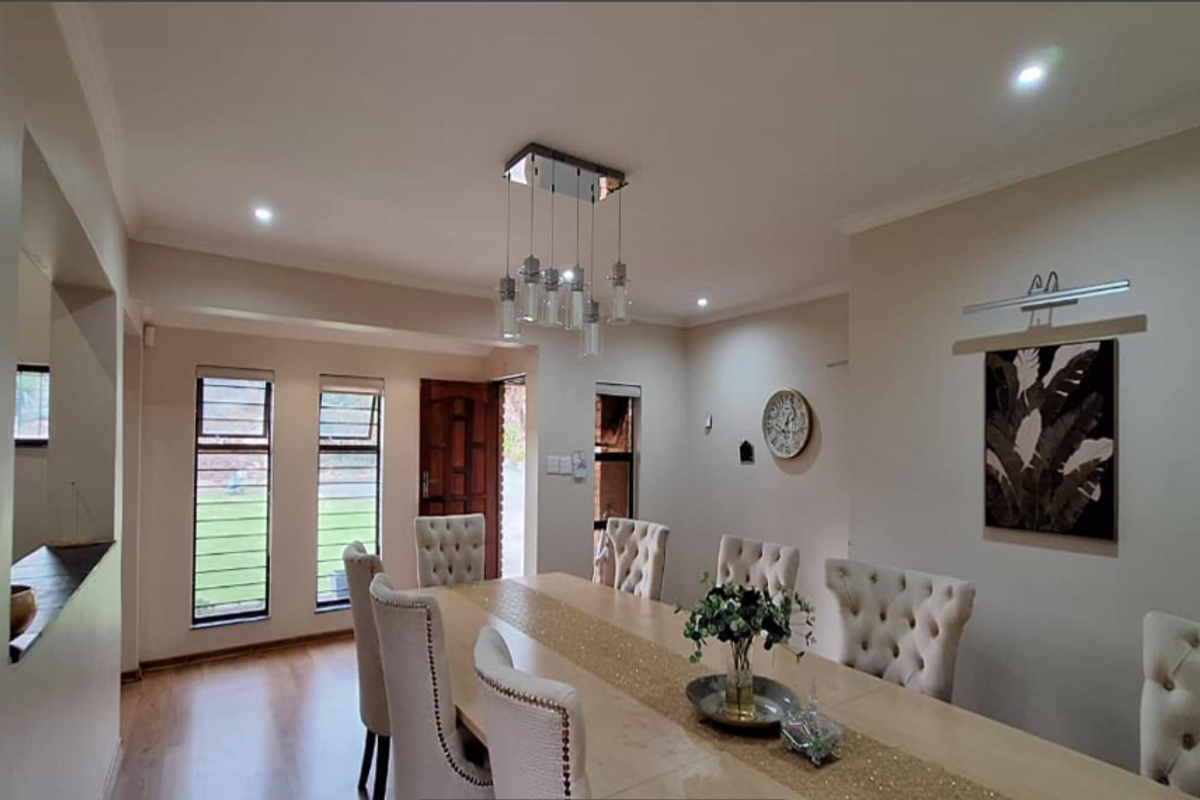 Spacious 5 Bedroom Family Home with Flatlet, Pool and Stunning Views in Constantia Kloof - Photo 3