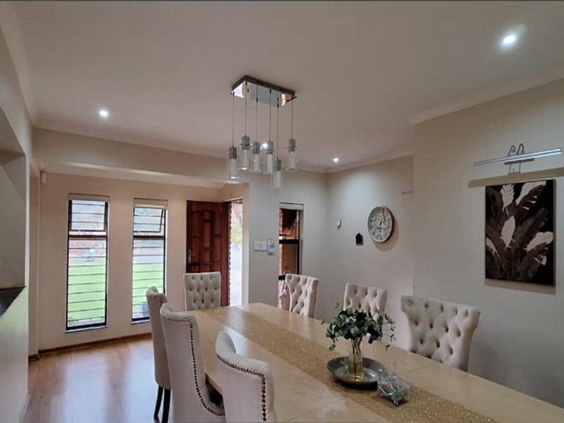 Spacious 5 Bedroom Family Home with Flatlet, Pool and Stunning Views in Constantia Kloof - Photo 3