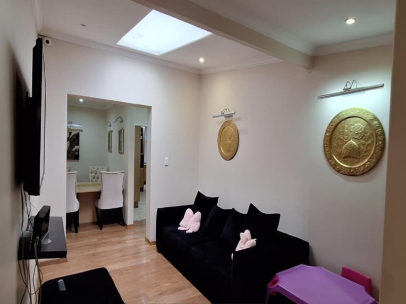 Spacious 5 Bedroom Family Home with Flatlet, Pool and Stunning Views in Constantia Kloof - Photo 7