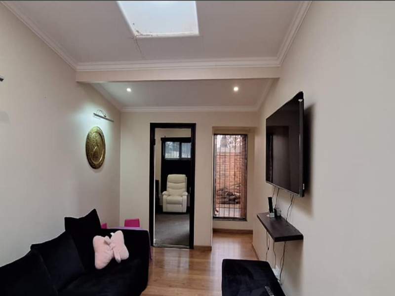 Spacious 5 Bedroom Family Home with Flatlet, Pool and Stunning Views in Constantia Kloof - Photo 6