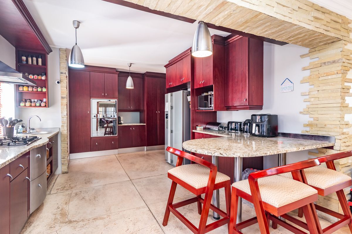 RENOVATED 3-BEDROOM CLUSTER HOME WITH COTTAGE & POOL - EMIGRATION SALE - Photo 4