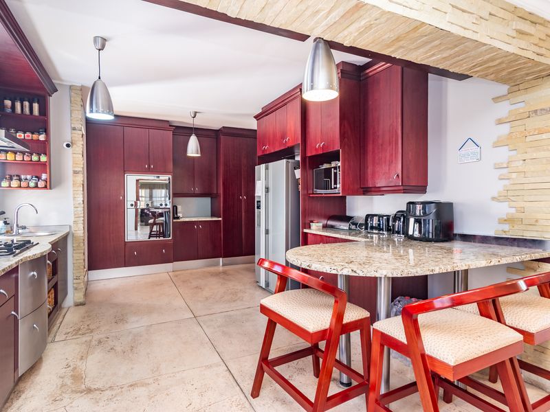 RENOVATED 3-BEDROOM CLUSTER HOME WITH COTTAGE & POOL - EMIGRATION SALE - Photo 4