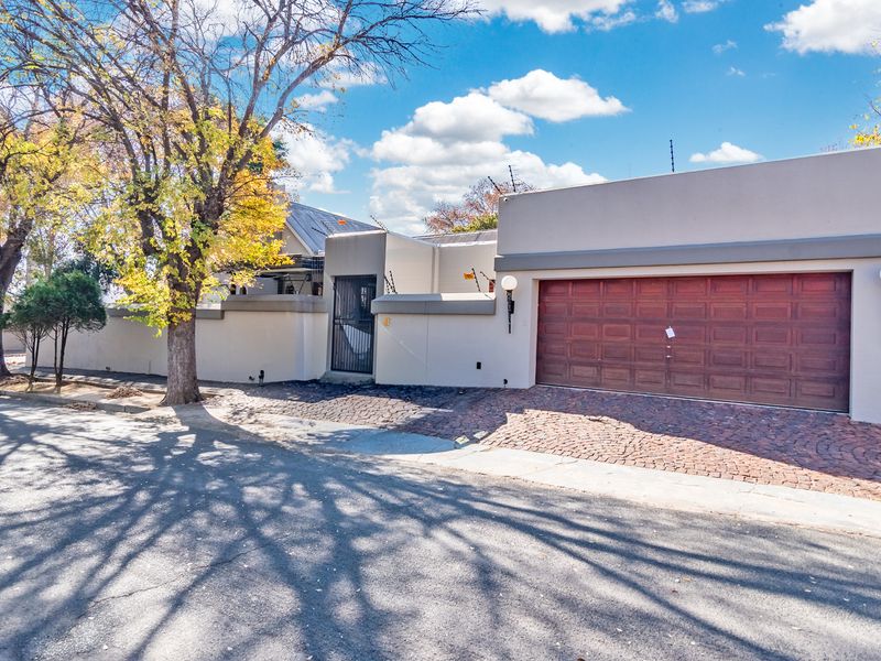 RENOVATED 3-BEDROOM CLUSTER HOME WITH COTTAGE & POOL - EMIGRATION SALE - Photo 1