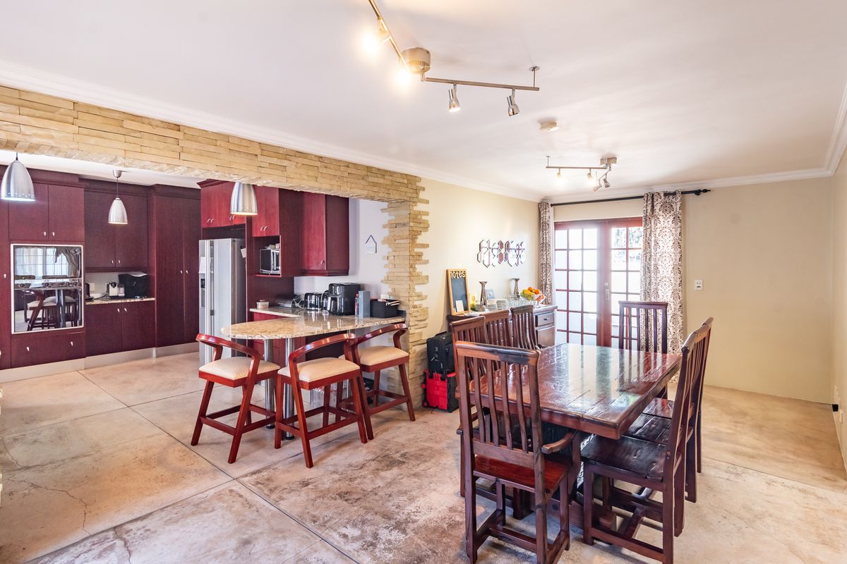 RENOVATED 3-BEDROOM CLUSTER HOME WITH COTTAGE & POOL - EMIGRATION SALE - Photo 2