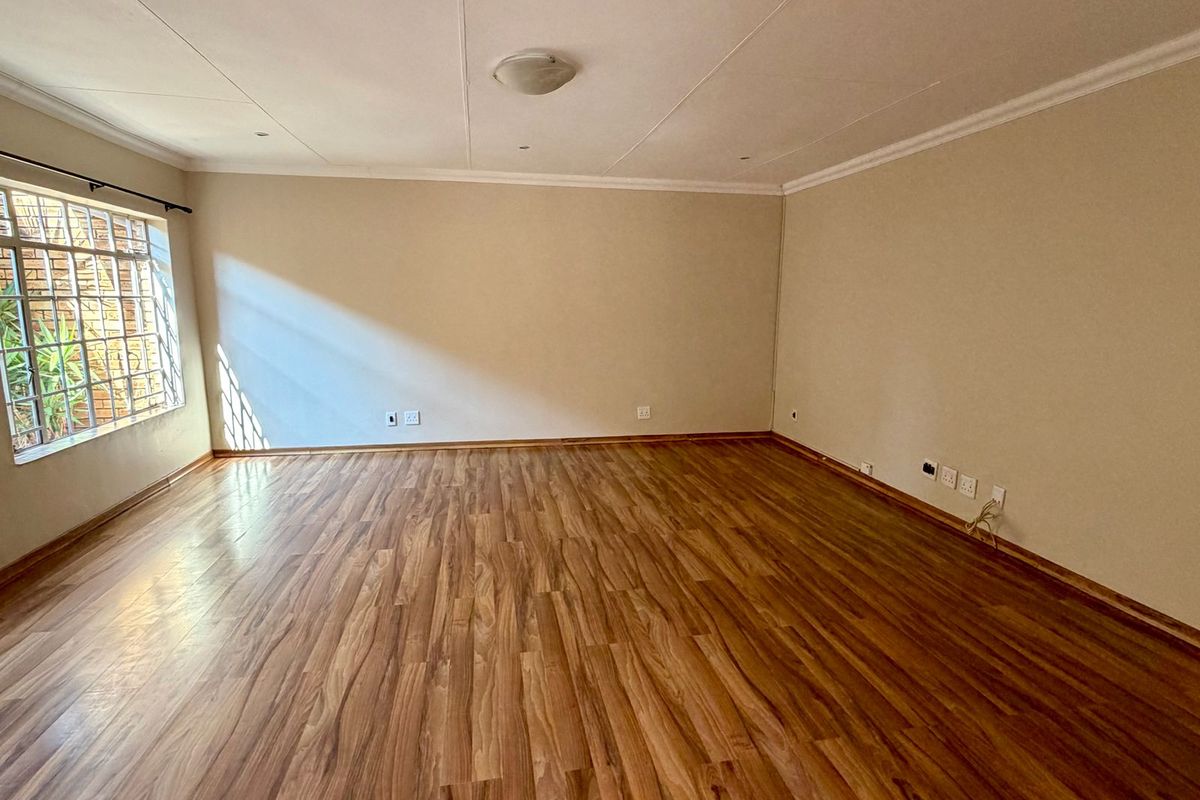Excellent Location - Secure Estate! - Photo 3