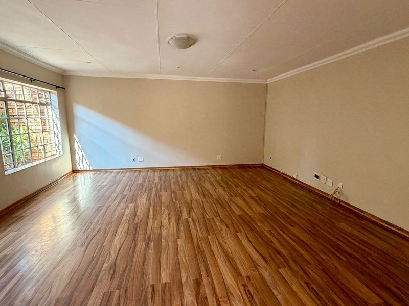 Excellent Location - Secure Estate! - Photo 3