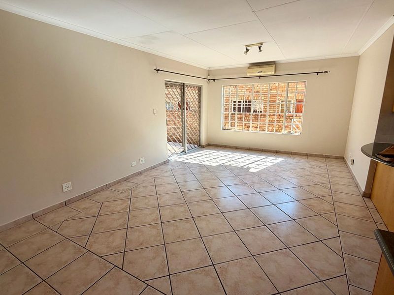 Excellent Location - Secure Estate! - Photo 4