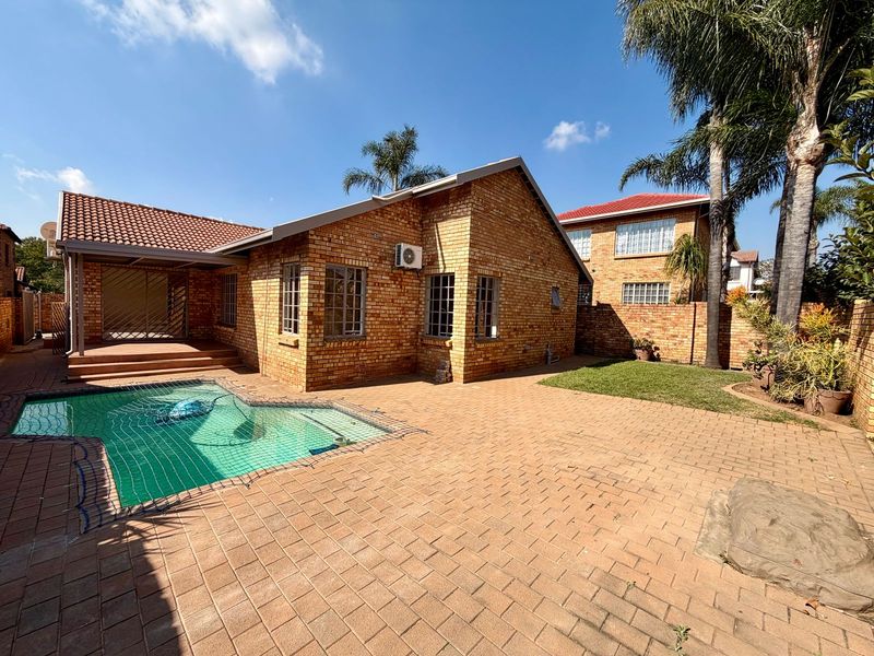 Excellent Location - Secure Estate! - Photo 1
