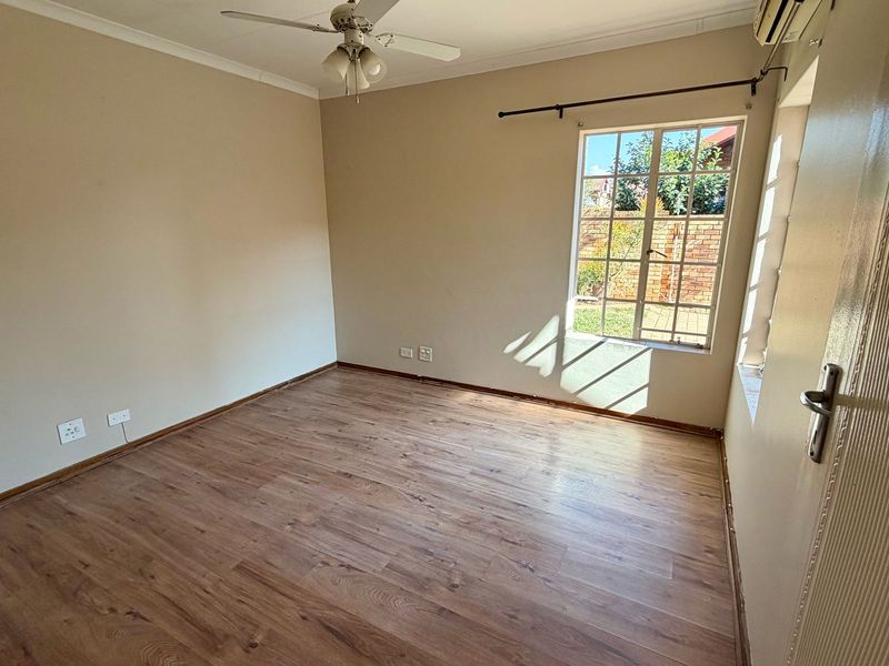 Excellent Location - Secure Estate! - Photo 10