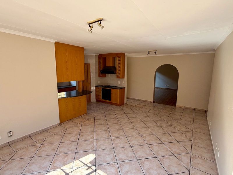 Excellent Location - Secure Estate! - Photo 8