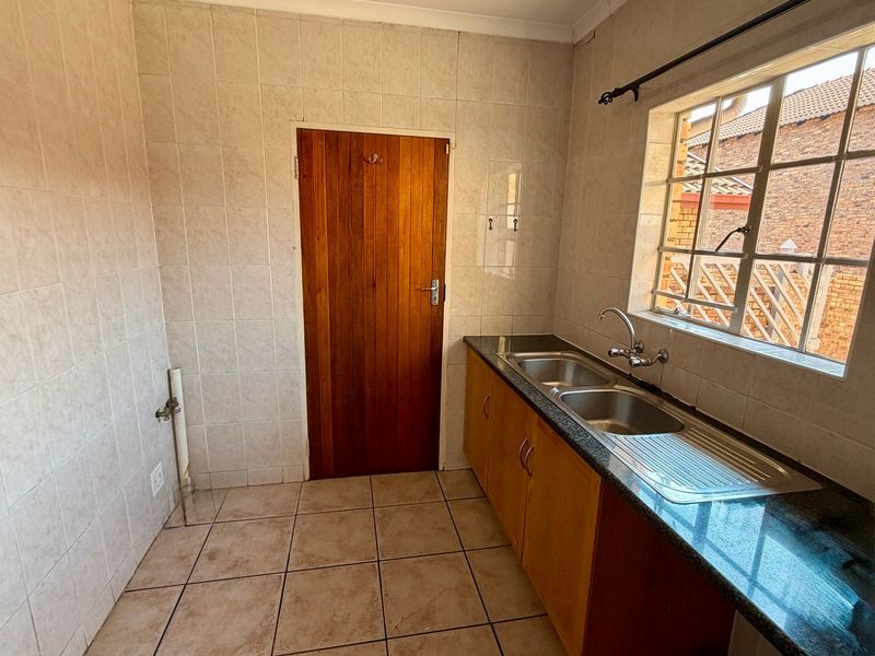 Excellent Location - Secure Estate! - Photo 7