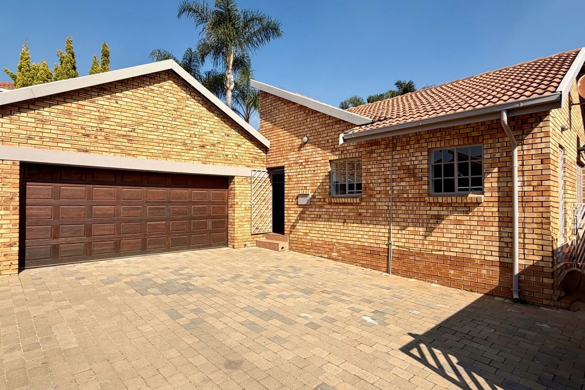 Excellent Location - Secure Estate! - Photo 2