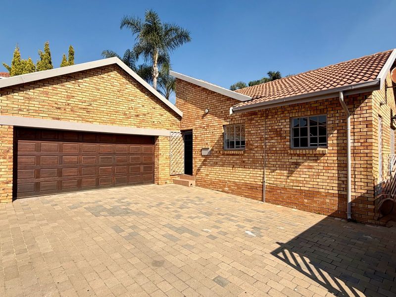 Excellent Location - Secure Estate! - Photo 2