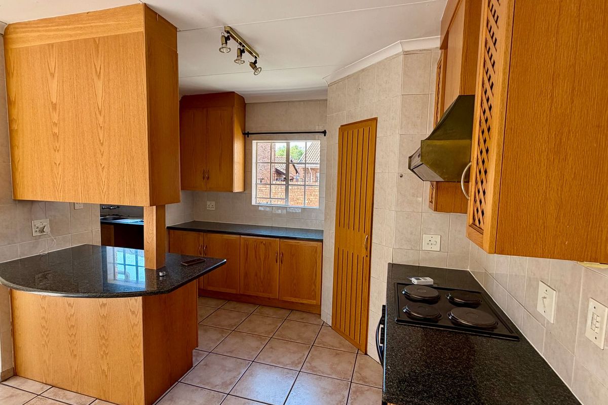 Excellent Location - Secure Estate! - Photo 5