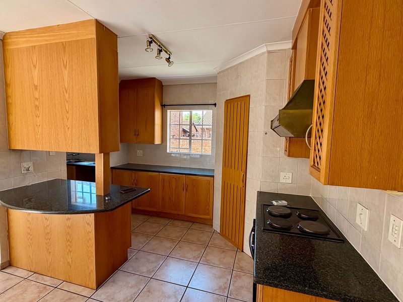 Excellent Location - Secure Estate! - Photo 5