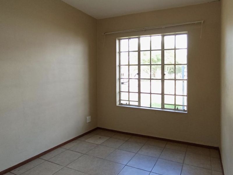 Stunning 2-bedroom apartment for sale in Theresapark, Akasia—modern living in a vibrant community! - Photo 9
