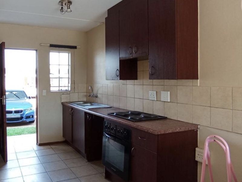 Stunning 2-bedroom apartment for sale in Theresapark, Akasia—modern living in a vibrant community! - Photo 6
