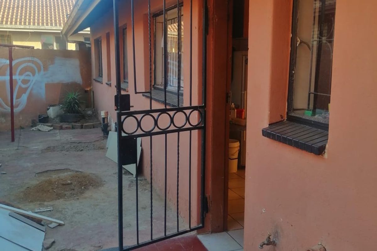 PRIME 3-BEDROOM HOME IN SOSHANGUVE, PRETORIA - Photo 4