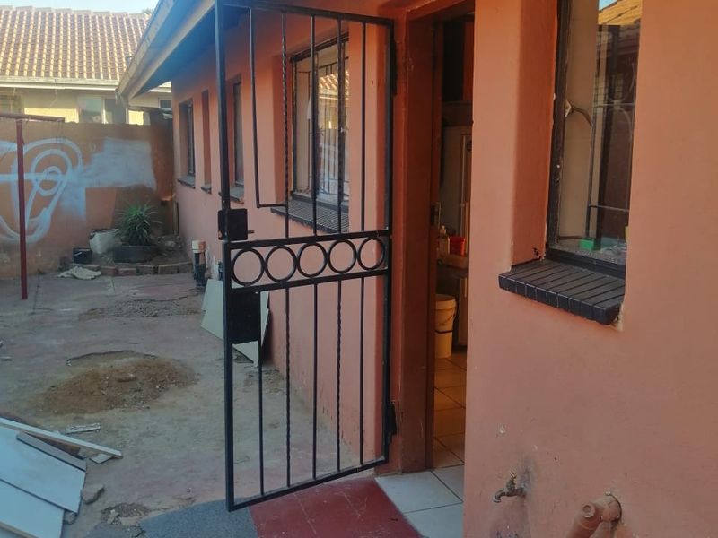 PRIME 3-BEDROOM HOME IN SOSHANGUVE, PRETORIA - Photo 4