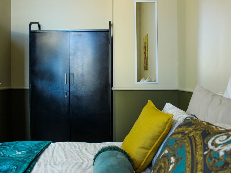 The building offers rooms, bachelor apartments, and one‐bedroom layouts - Photo 10