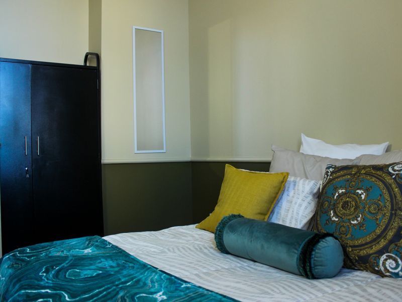 The building offers rooms, bachelor apartments, and one‐bedroom layouts - Photo 9